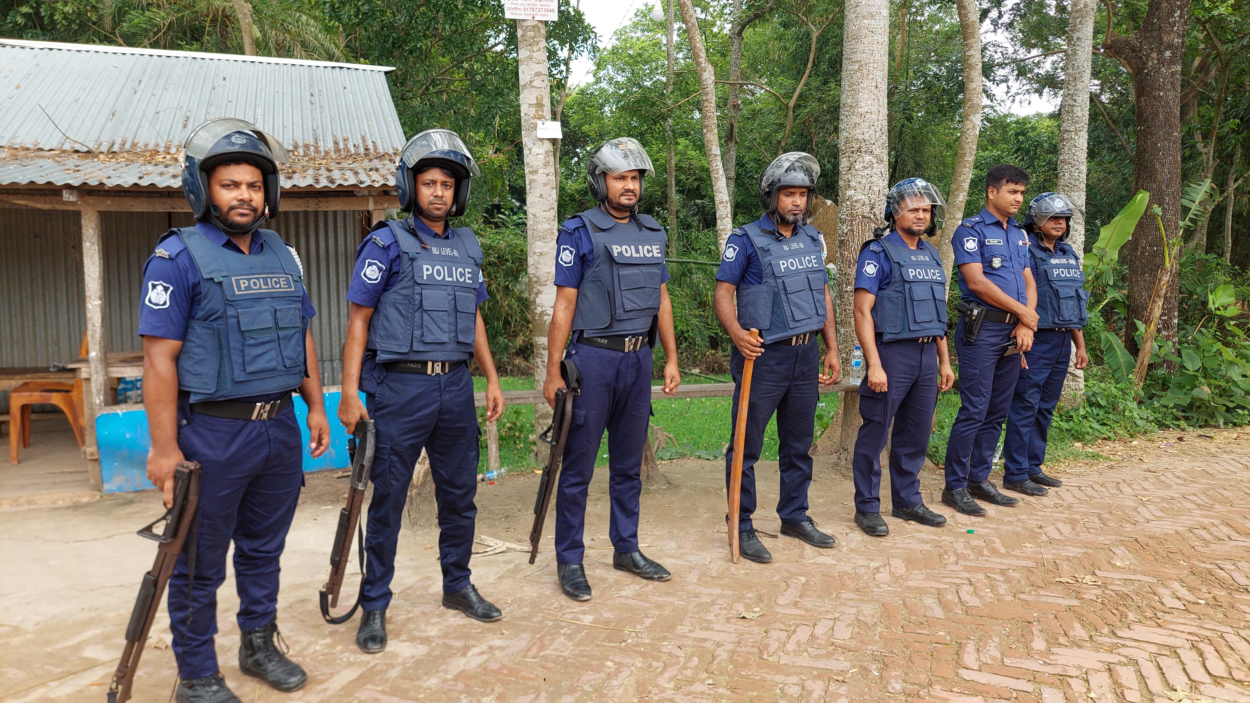 কালকিনিতে বোমা হামলায় এক প্রবাসী গুরুতর আহত, এলাকায় আতঙ্ক