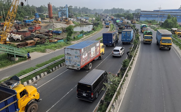 ২৪ ঘণ্টায় দুই কোটি ৬৮ লাখ টাকা টোল আদায়  বঙ্গবন্ধু সেতু-ঢাকা মহাসড়কে ১৩ কিলোমিটারে ধীরগতি