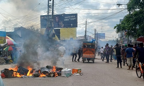 বরিশালে পুলিশ-শিক্ষার্থী দফায় দফায় সংঘর্ষ: পুলিশের ইট পাটকেল নিক্ষেপ