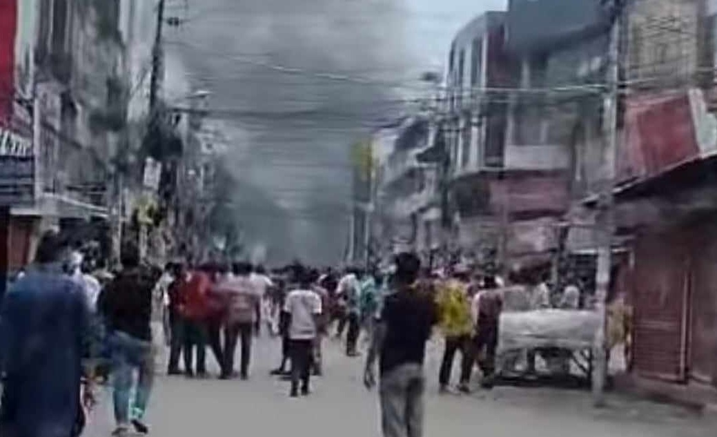 খুলনায় আওয়ামী লীগ অফিসে আগুন, শিববাড়িতে আন্দোলনকারীদের অবস্থান 